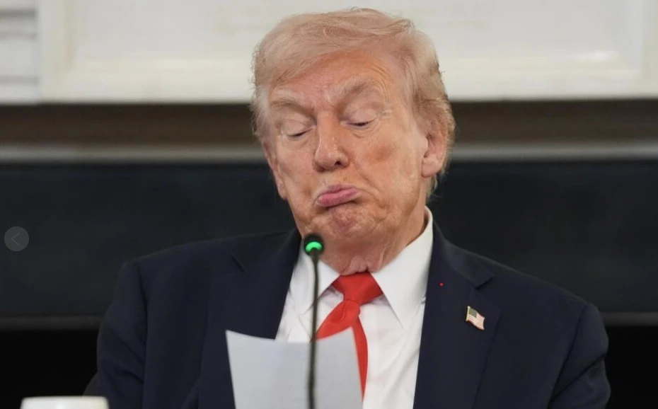 Khoảnh khắc ông Trump nhận mẩu giấy nhỏ trước thời điểm ‘lịch sử’ của Trung Đông