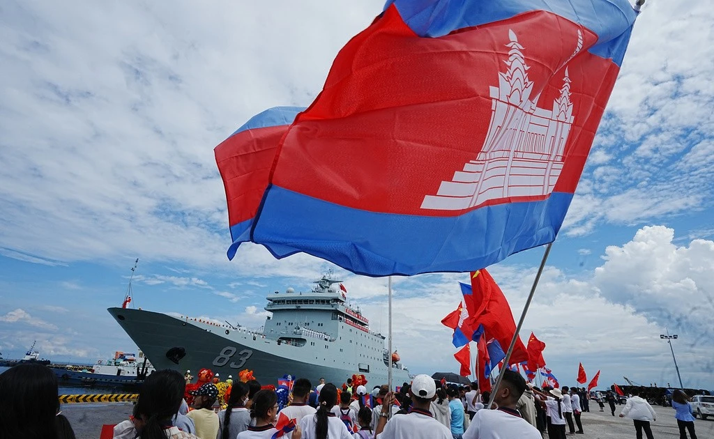 Hai tàu chiến Trung Quốc cập cảng Campuchia