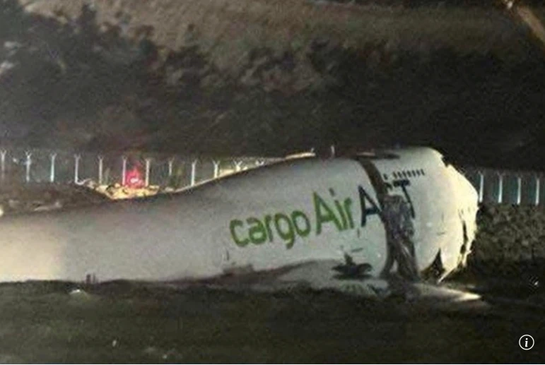 Máy bay Emirates trượt khỏi đường băng Hong Kong, gần rơi xuống biển