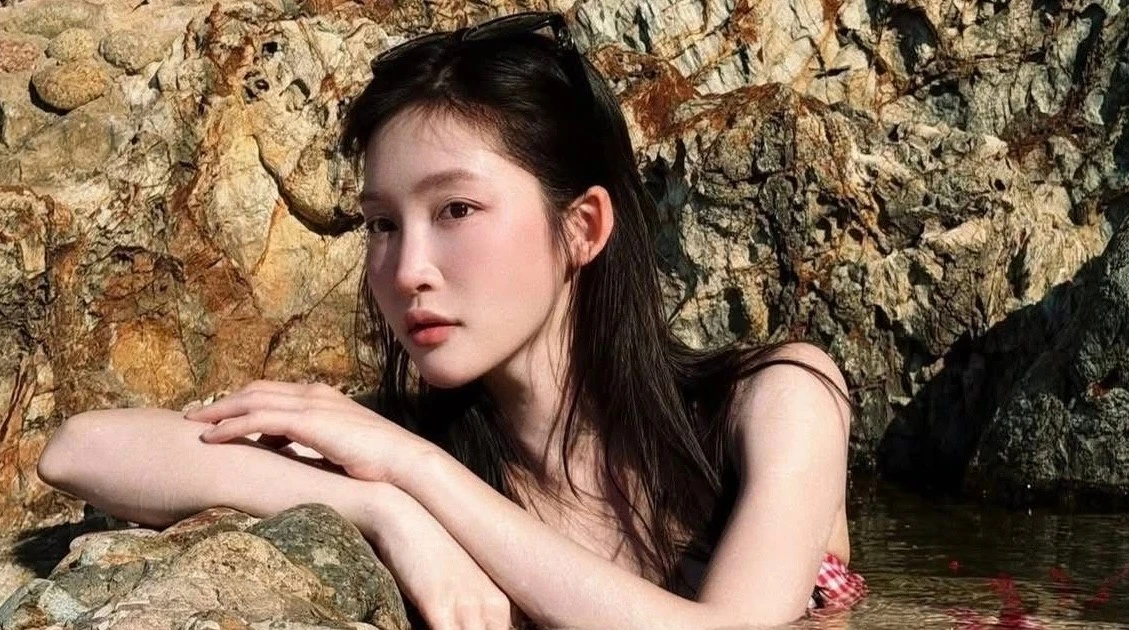 Nữ ca sĩ mặc bikini chụp hình ở Giếng Tiên (Gia Lai), bị chỉ trích dữ dội