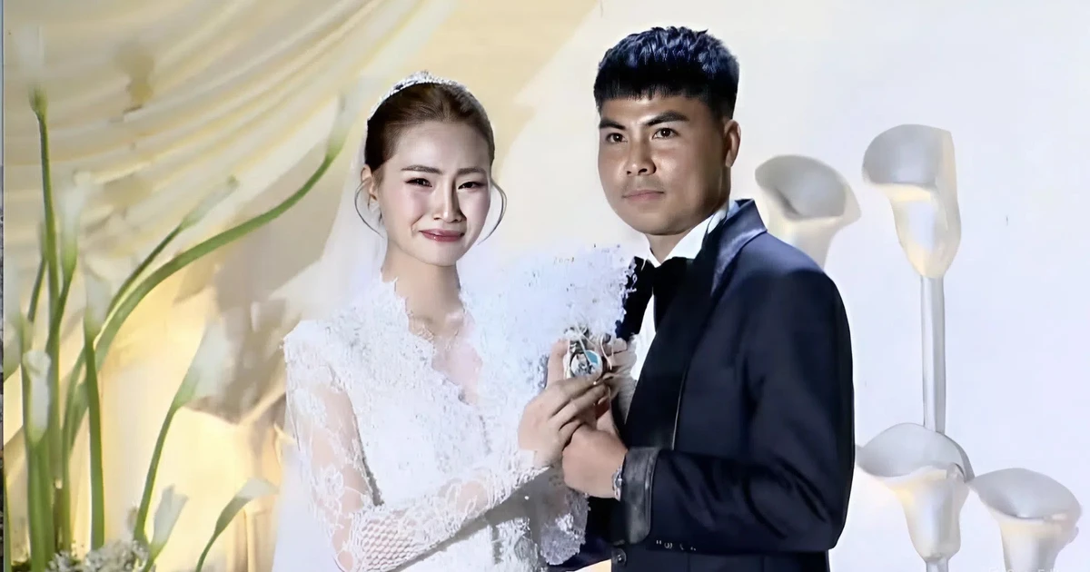 Cầu thủ Đức Huy khiến MC Huyền Trang khóc nức nở