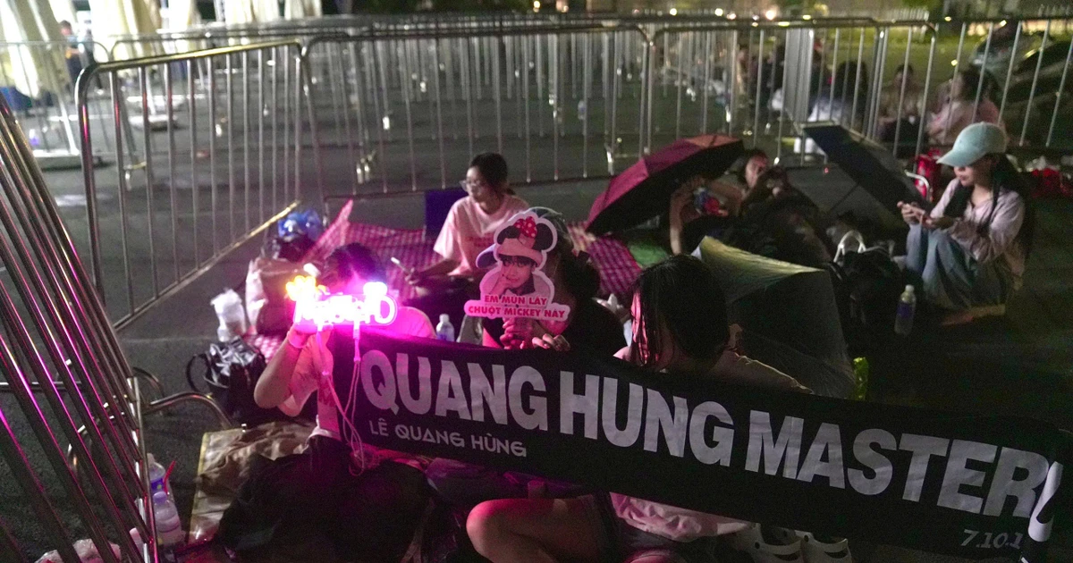 Trải bạt từ nửa đêm, thức trắng đu idol ở concert Thanh xuân