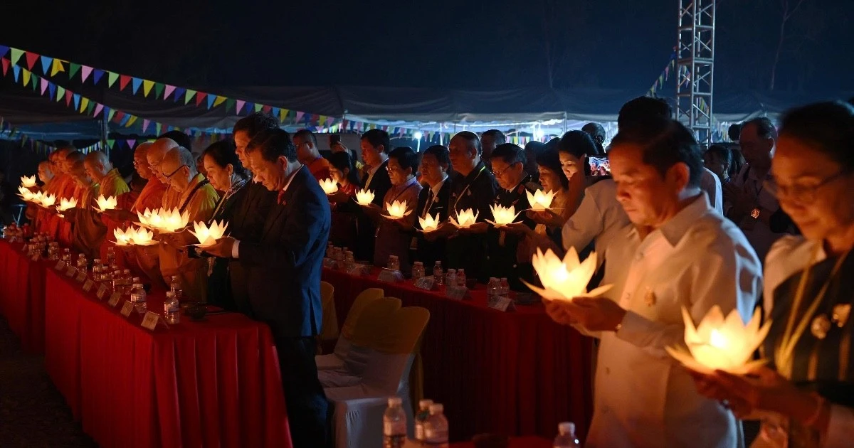 Lào: Linh thiêng đêm thắp nến cầu nguyện hòa bình và tưởng niệm các Anh hùng liệt sĩ Việt - Lào