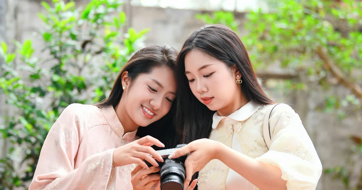 Các người đẹp Hoa hậu Việt Nam check-in tại ngôi chùa 2.000 năm tuổi ở Bắc Ninh