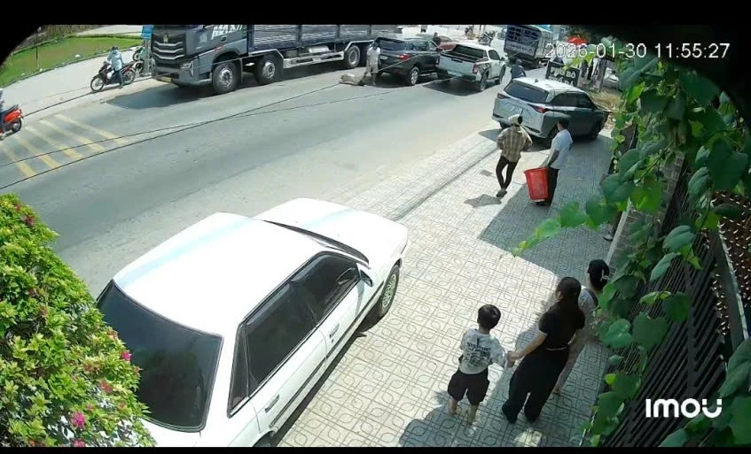 Tài xế bán tải hành hung dã man người đi đường