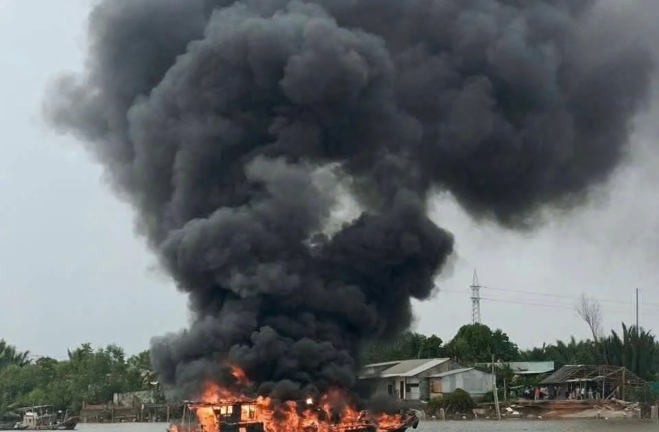 Tây Ninh: Cháy ghe trên sông Cần Giuộc