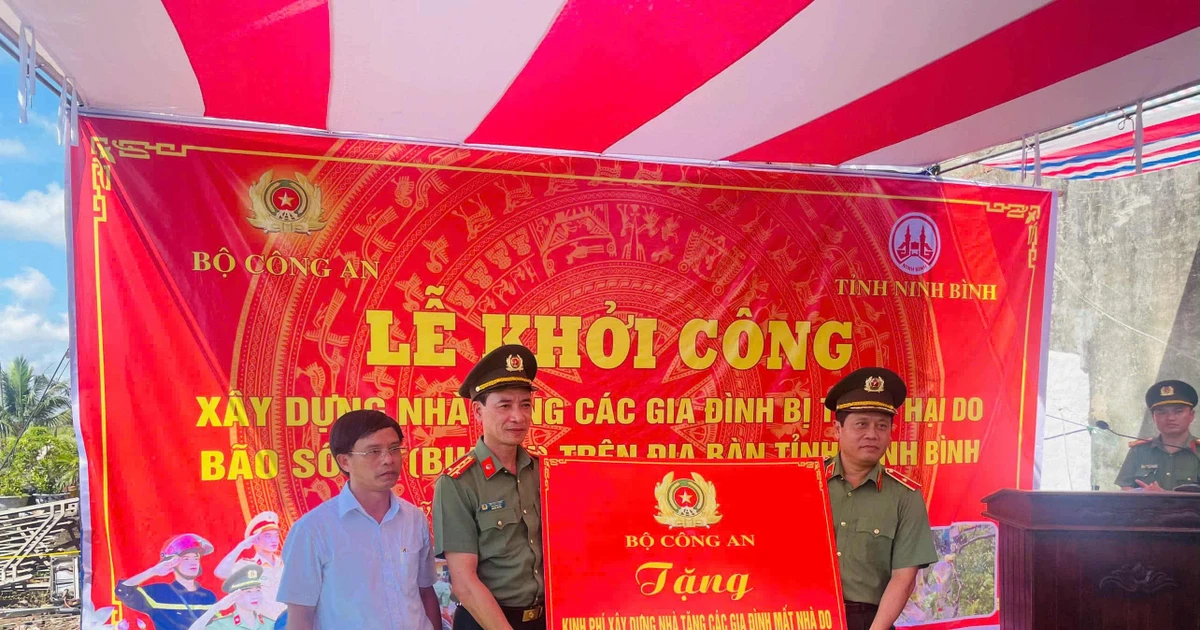 Bộ Công an xây 24 căn nhà mới cho các hộ dân phải chịu cảnh 'màn trời, chiếu đất' sau bão số 10 ở Ninh Bình