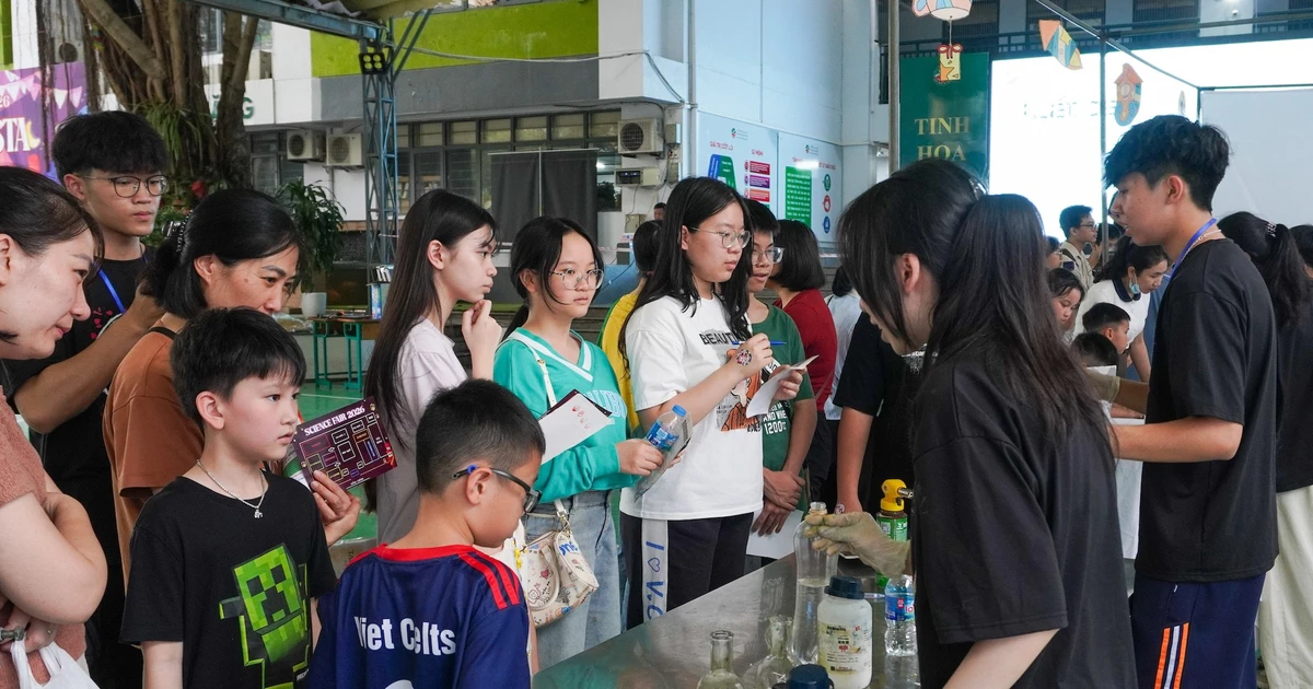 Học sinh tổ chức hội chợ khoa học thu hút hàng nghìn người tham gia