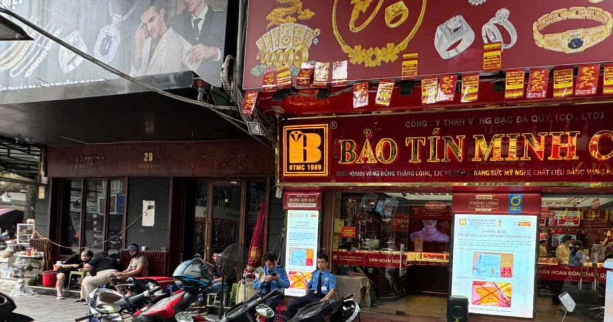 Cảnh tượng lạ trên 'phố vàng' Hà Nội