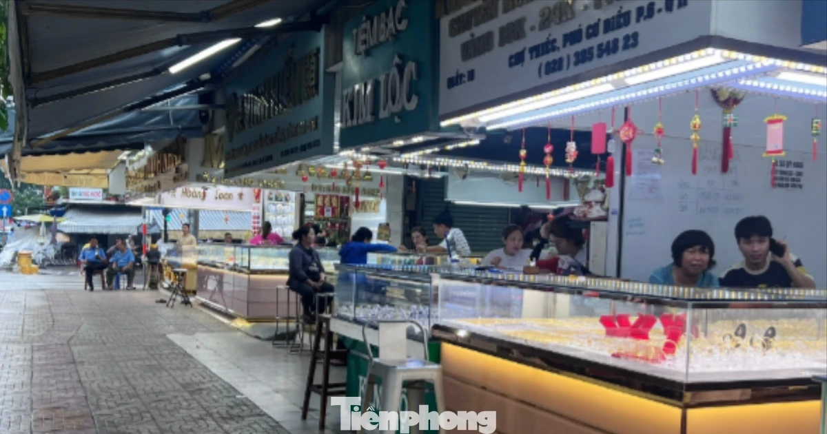 'Phố vàng bạc' sầm uất bỗng dưng vắng tanh vắng ngắt ngày Vía Thần tài