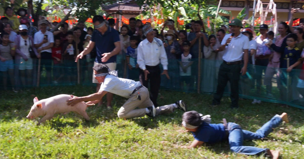 Cười nghiêng ngả màn 'bịt mắt bắt heo'