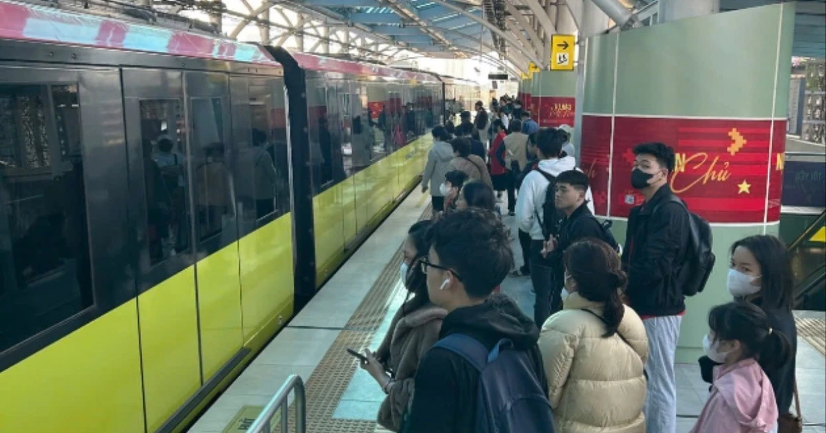 Xăng tăng giá liên tục, người Hà Nội bỏ xe cá nhân, ùn ùn đi tàu điện