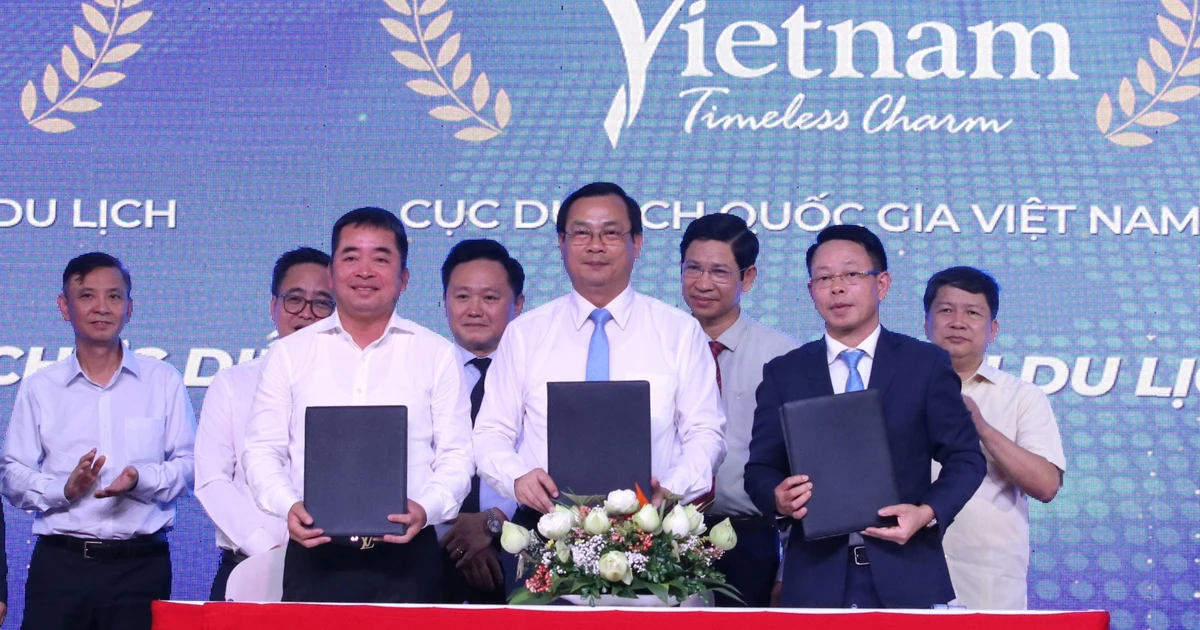 Báo Tiền Phong ký biên bản ghi nhớ về tổ chức Diễn đàn thường niên du lịch xanh Quốc gia