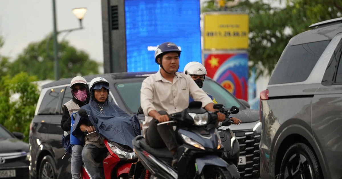 Mưa như trút hơn 1 giờ, khu Thảo Điền ngập sâu
