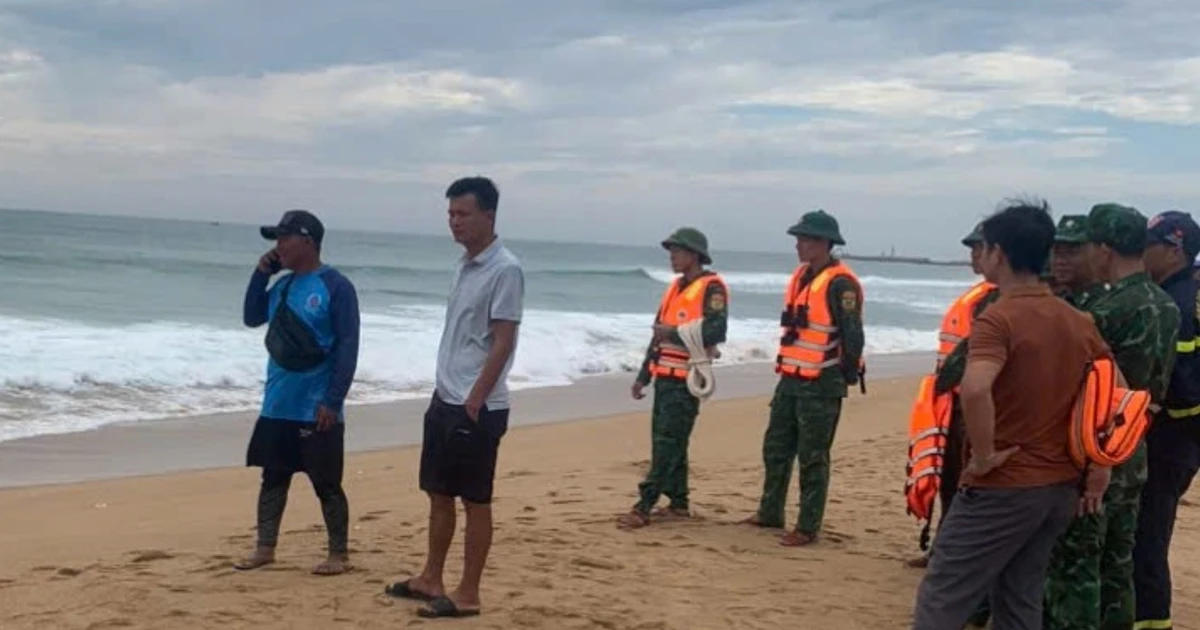Mô tô nước, flycam tìm khách Trung Quốc bị sóng cuốn ở biển Tuy Hòa