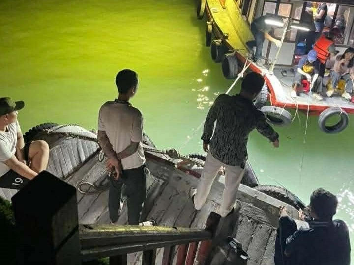 Rầm rộ bán ‘tour câu mực đêm’ trái phép trên vịnh Hạ Long