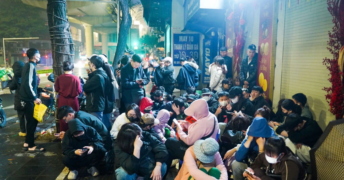 Xếp hàng xuyên đêm, vạ vật đội mưa rét để lấy số mua vàng Vía Thần tài