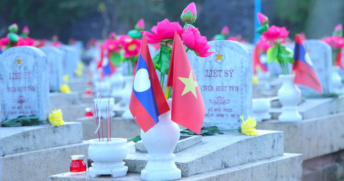 Tri ân ở nghĩa trang đặc biệt Việt - Lào