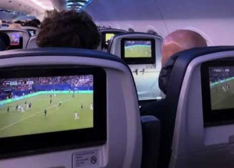 Hãng hàng không 'chiều khách' chiếu cả World Cup trên máy bay
