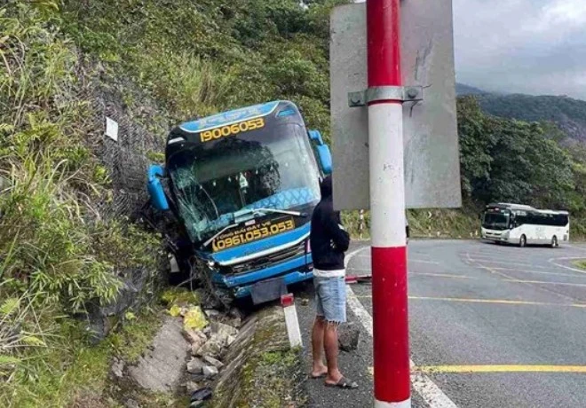 Tai nạn xe khách trên đường Nha Trang - Đà Lạt, nhiều người bị thương