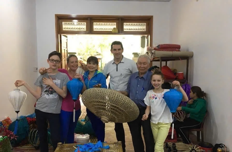Gặp cha đẻ của đèn lồng gấp nơi phố cổ