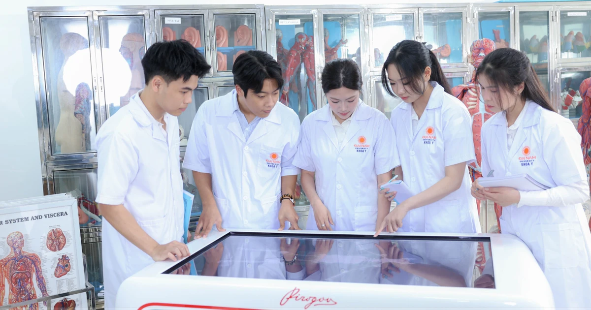 Ngành Y khoa: Điểm chuẩn cao, học phí "khủng"