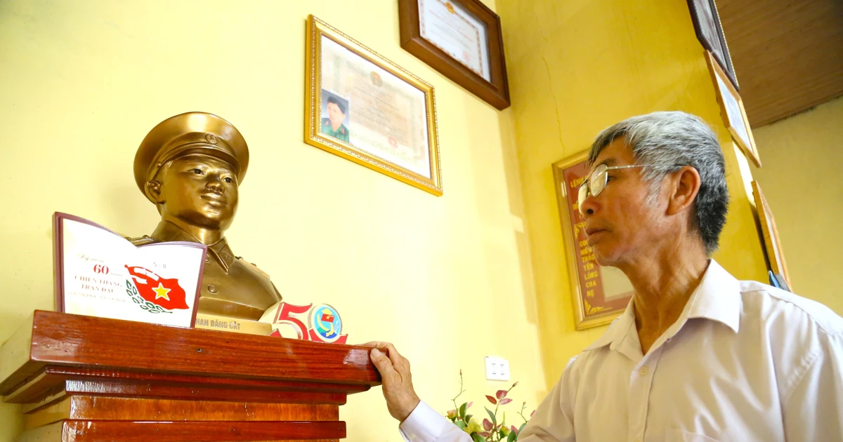 Đặt ba lô xuống, cầm lá cờ lên và ở lại với Tổ quốc