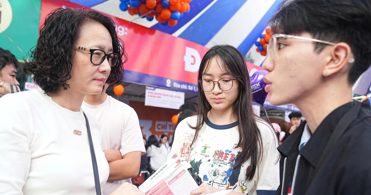 Tuyển sinh Đại học 2026: Điểm sàn lệch tới 10 điểm