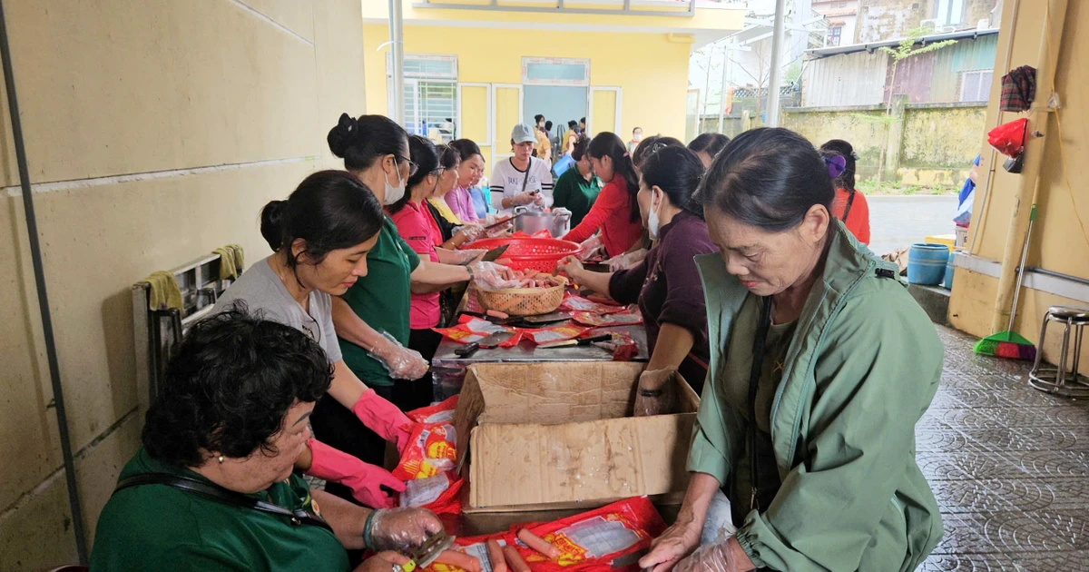 Bếp ấm '0 đồng' ngày mưa lũ