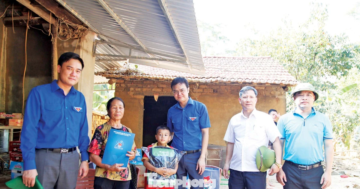 Cứu dân trong lũ dữ