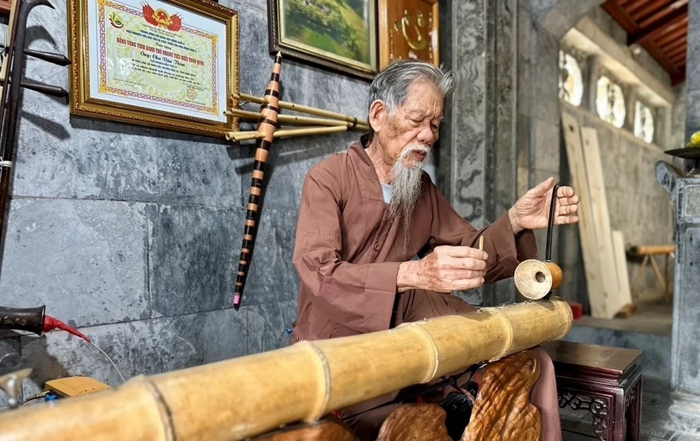 'Báu vật sống' giữ đền và kể chuyện bằng âm nhạc