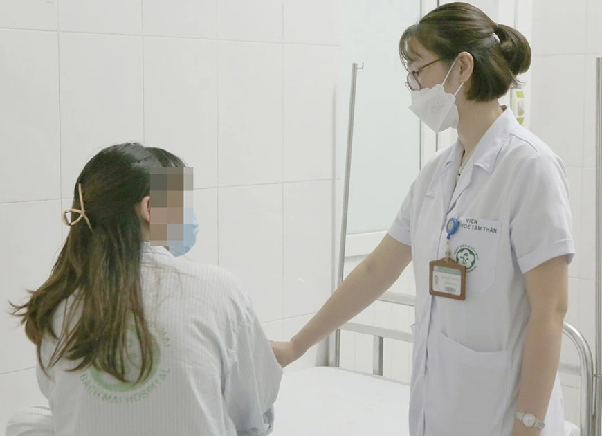 'Vực sâu' ngoài ban công và cuộc vượt cạn vô hình của người mẹ trẻ