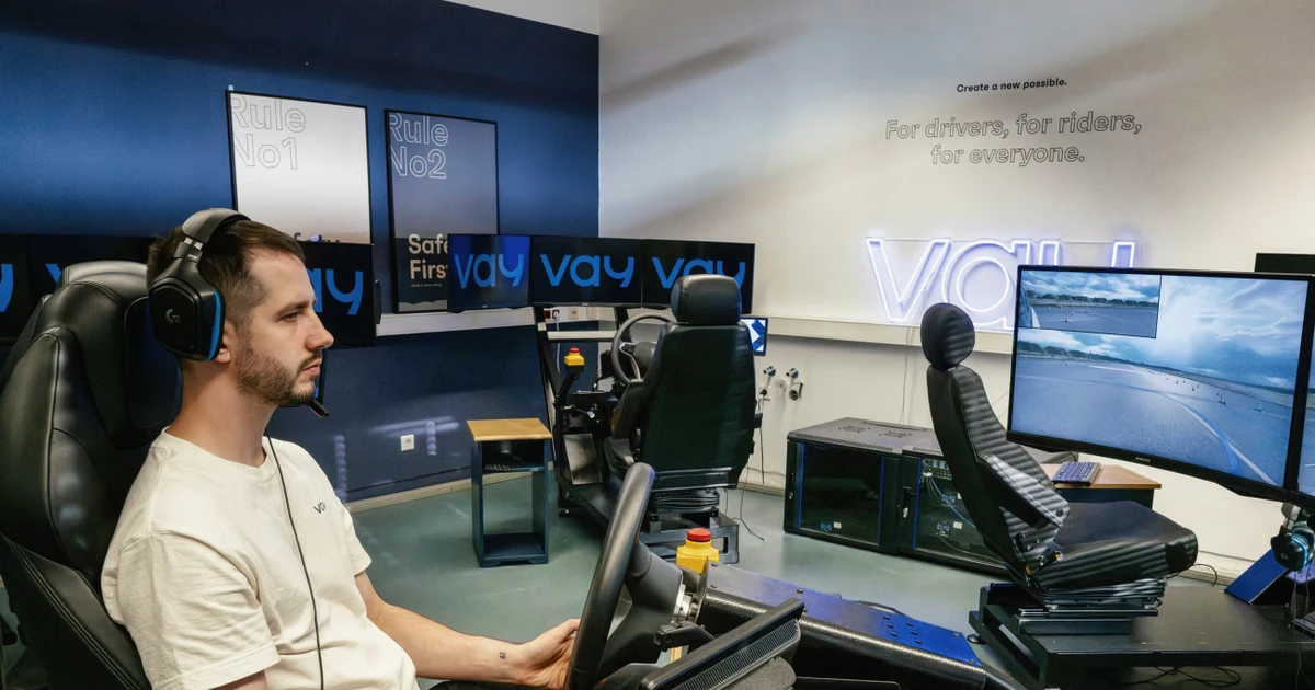 Lái xe taxi… từ xa