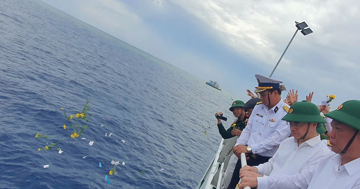 Hạc bay trên sóng Trường Sa