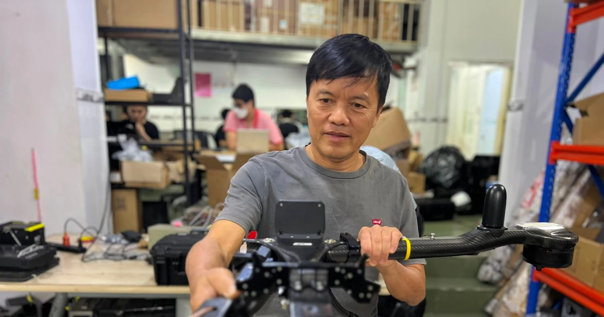 'Mắt thần bầu trời' tìm người trong lũ dữ