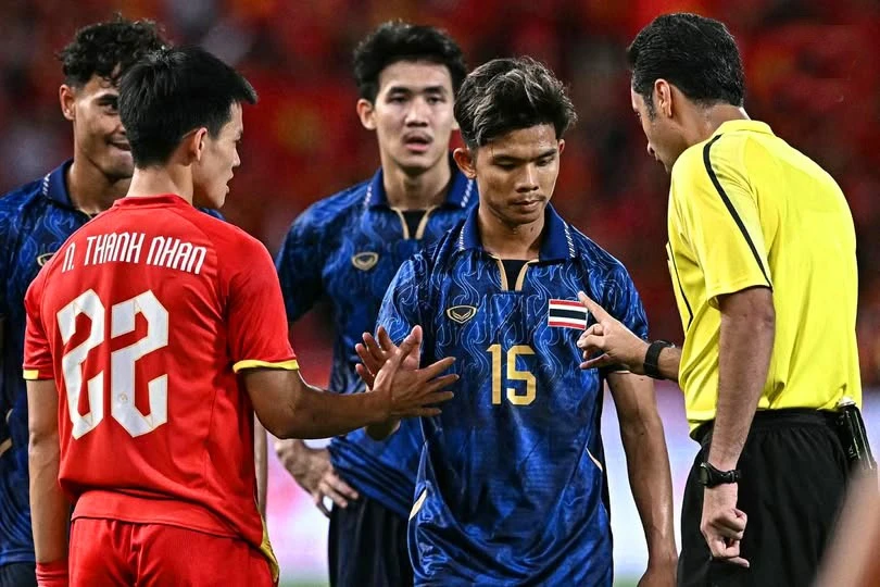 ASEAN Cup 2026 áp dụng hàng loạt quy định mới của World Cup: Cầu thủ che miệng tranh cãi sẽ dính thẻ đỏ