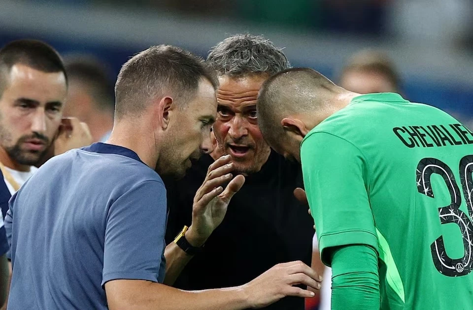 HLV PSG khen ngợi nức nở thủ môn mới để chọc tức Donnarumma