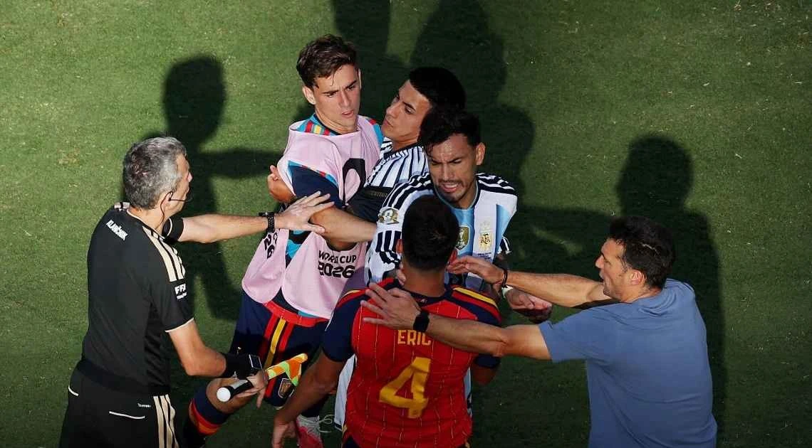 Ẩu đả sau trận chung kết biến Argentina thành kỷ lục gia thẻ đỏ trong lịch sử World Cup
