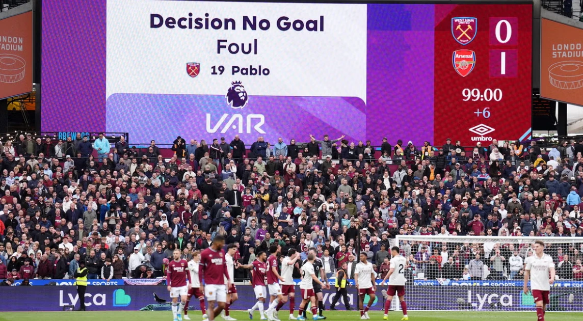 Các trọng tài nói gì khi VAR 'bẻ còi' trong pha bóng bước ngoặt mùa giải ở trận Arsenal vs West Ham?