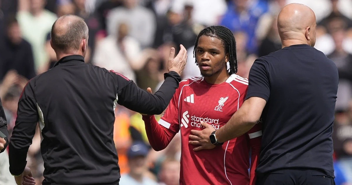 HLV Liverpool bị CĐV la ó vì rút tài năng trẻ ra khỏi sân
