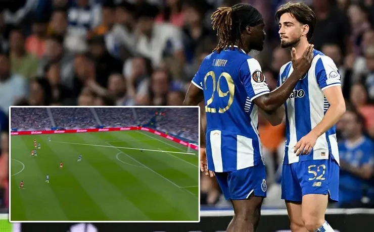 Bàn phản lưới khó tin giúp đại diện Ngoại hạng Anh sống sót ở Europa League