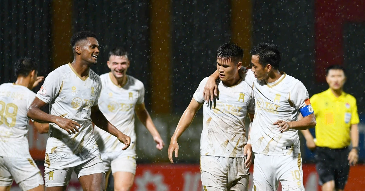 Hà Nội FC dội mưa gôn trong trận 'thủy chiến' trên sân PVF-CAND