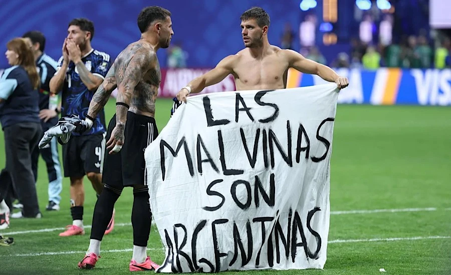 Tuyển Argentina đối mặt án phạt từ FIFA vì giương biểu ngữ sau trận thắng Anh