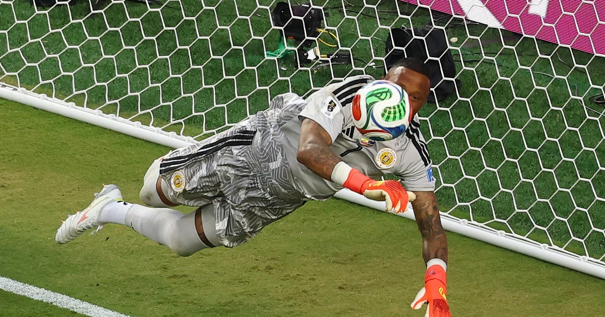 Thủ môn tuyển Curacao đi vào lịch sử World Cup với kỷ lục cứu thua