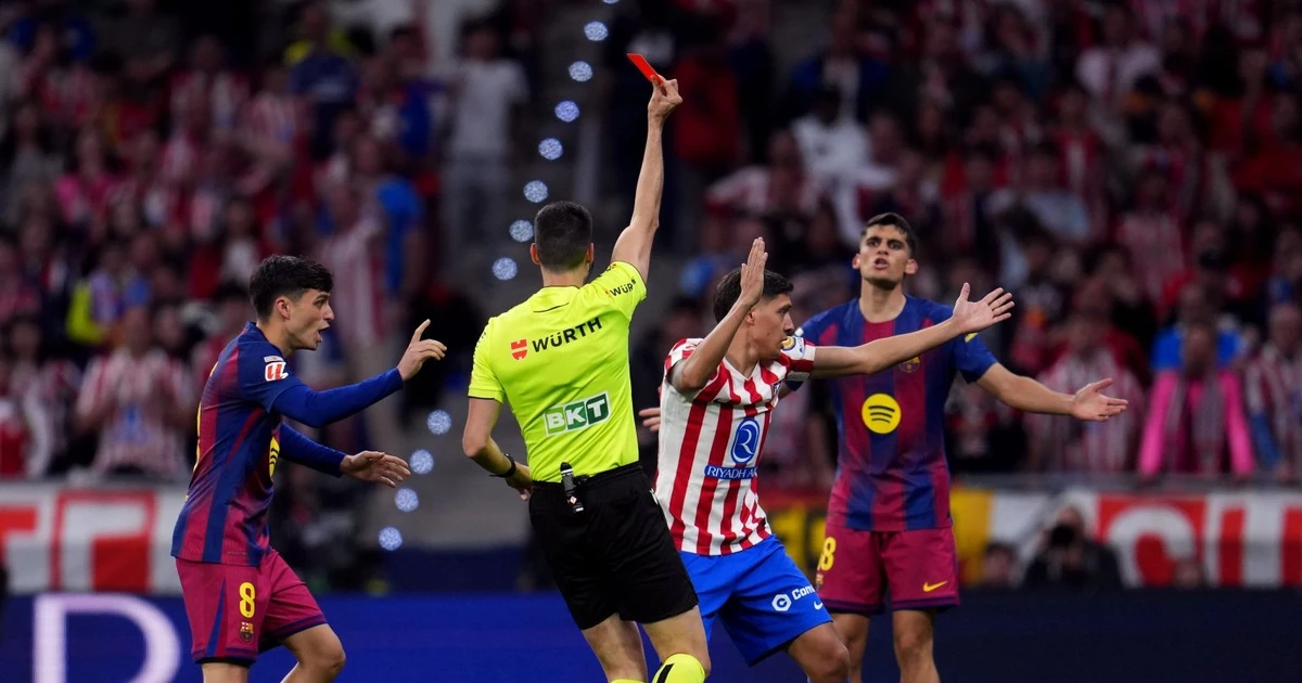 Trước đại chiến Barcelona vs Atletico Madrid, trọng tài thừa nhận đã nương tay với Barca