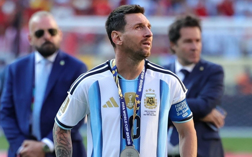 Lionel Messi không cùng tuyển Argentina về nước sau thất bại ở chung kết World Cup