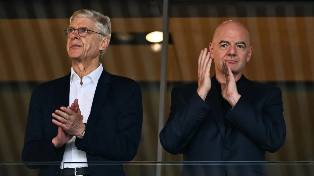 Arsene Wenger cùng nhiều quan chức cấp cao FIFA quay lưng lại với chủ tịch Infantino