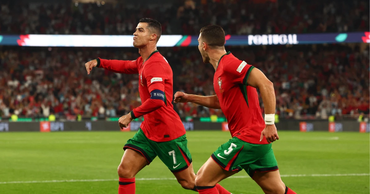 Dalot bảo vệ Ronaldo trước áp lực: 'Mặc kệ những lời chỉ trích, chúng tôi tự cách ly khỏi mạng xã hội'
