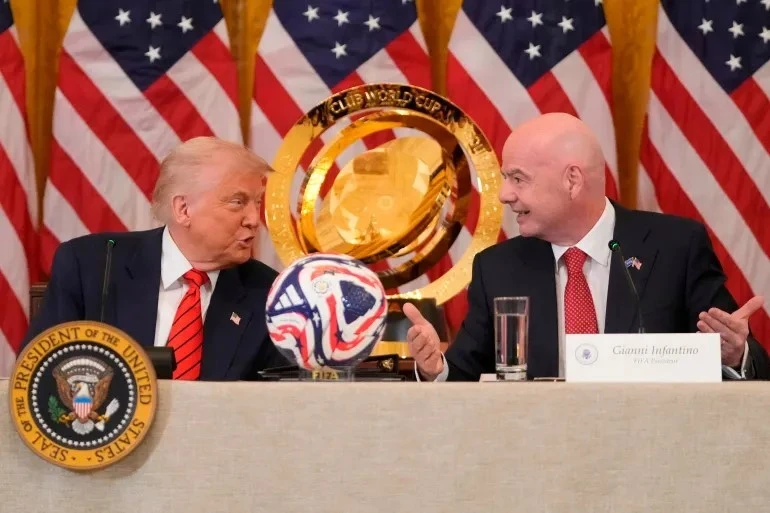 Chủ tịch FIFA lại đối diện thêm rắc rối vì ủng hộ Tổng thống Mỹ