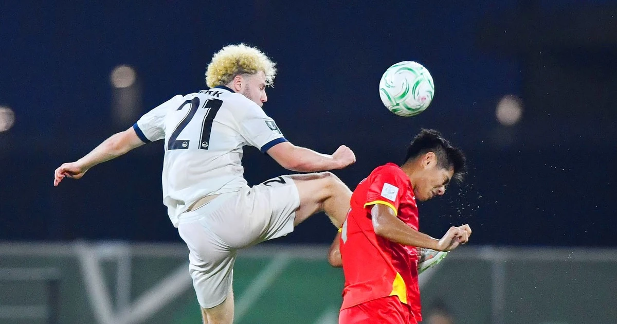 Truyền thông quê nhà gọi HLV Kim Sang-sik là 'phù thủy bóng chết'